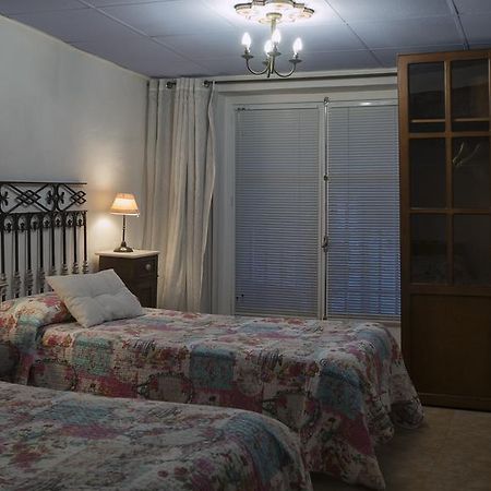 Hostal Los Aromas Villena Bagian luar foto