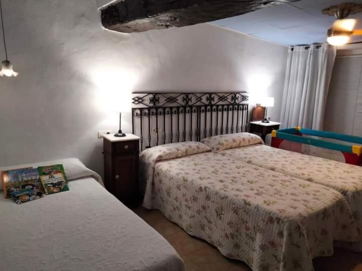 Hostal Los Aromas Villena Bagian luar foto